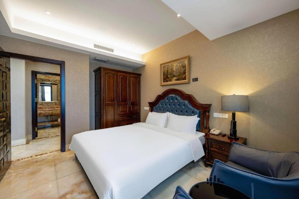 Ac Embassy Hotel 4*
