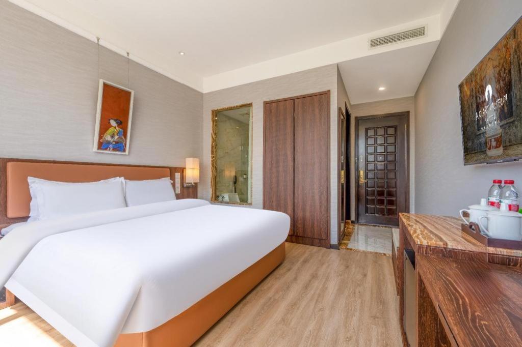 Ac Embassy Hotel 4*